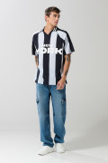 Camiseta polo azul clara a rayas oversize con arte college