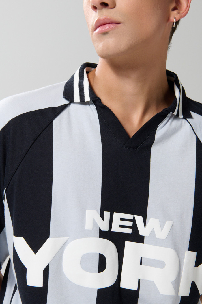 Camiseta polo azul clara a rayas oversize con arte college