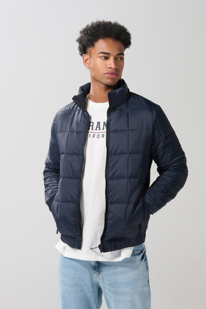 Chaqueta cuello alto acolchada unicolor con cremallera