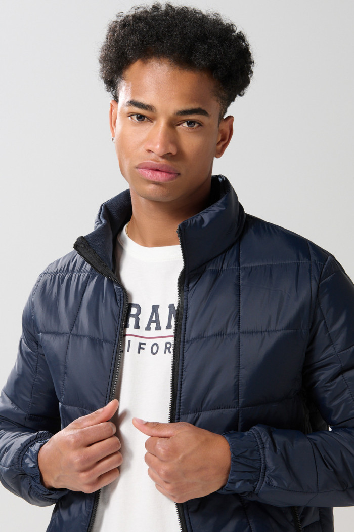 Chaqueta cuello alto acolchada unicolor con cremallera