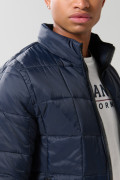 Chaqueta cuello alto acolchada unicolor con cremallera