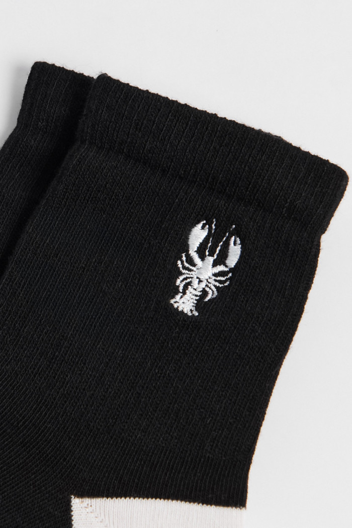 Medias negras cortas con diseño de animal marino