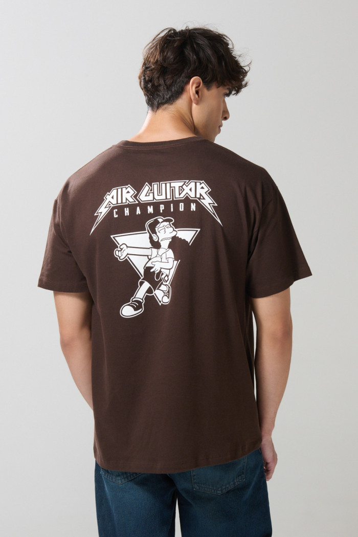 Camiseta café oversize manga corta con arte de Los Simpson