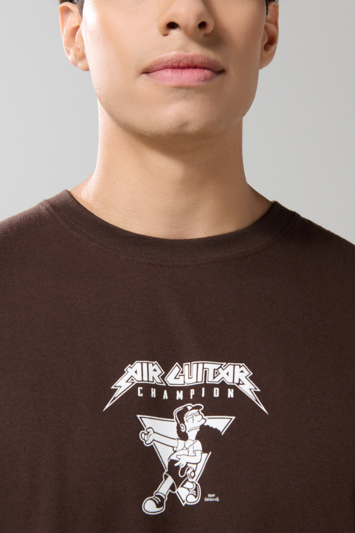 Camiseta café oversize manga corta con arte de Los Simpson
