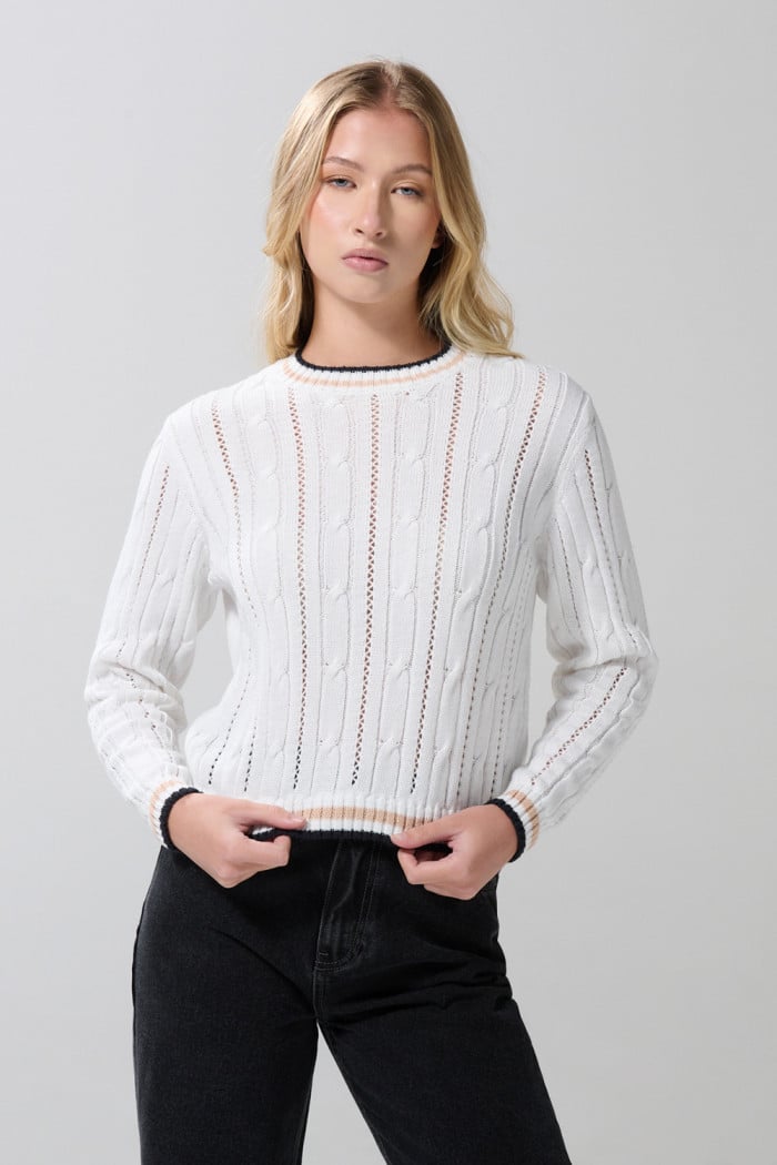Suéter blanco con diseños de trenzas y cuello redondo