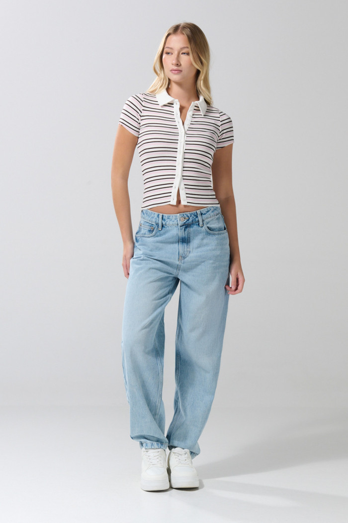 Camiseta polo crema clara con rayas y botones