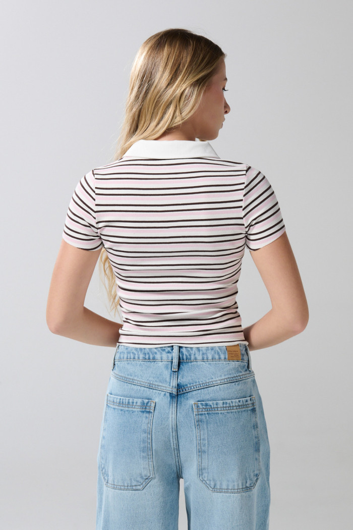 Camiseta polo crema clara con rayas y botones