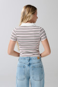 Camiseta polo crema clara con rayas y botones