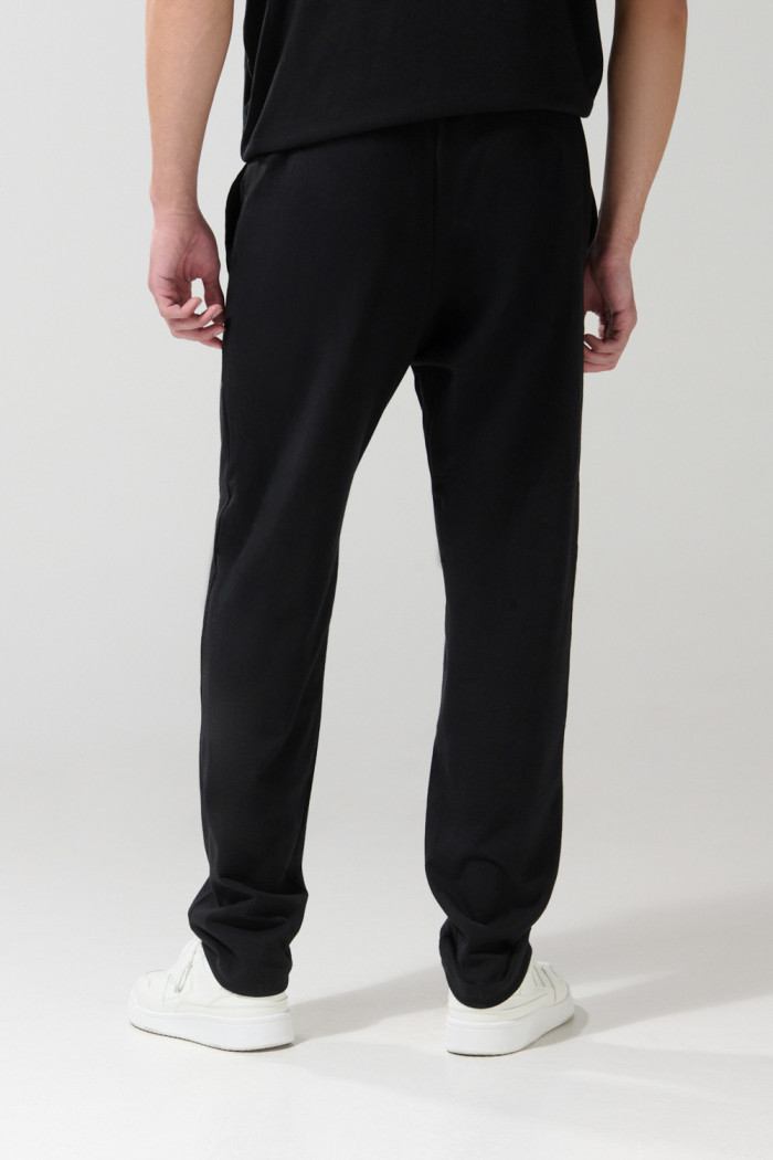 Pantalón negro tipo jogger con estampado de Looney Tunes