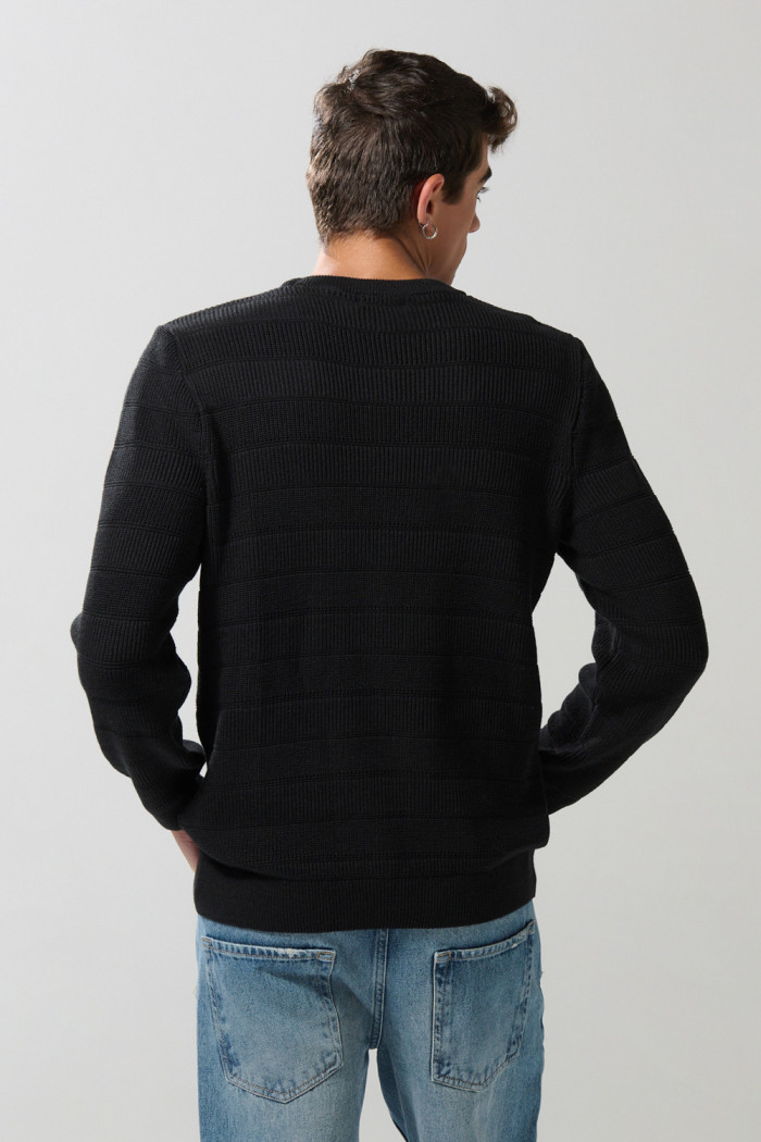 Suéter cuello redondo tejido negro con canales en relieve