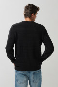 Suéter cuello redondo tejido negro con canales en relieve