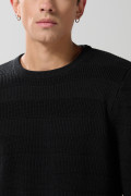Suéter cuello redondo tejido negro con canales en relieve