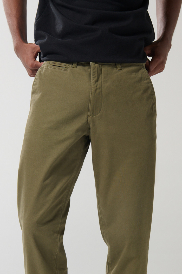 Pantalón unicolor en dril ajustado con tiro medio