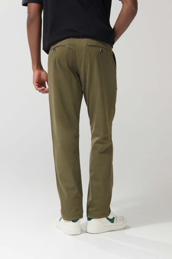 Pantalón unicolor en dril ajustado con tiro medio