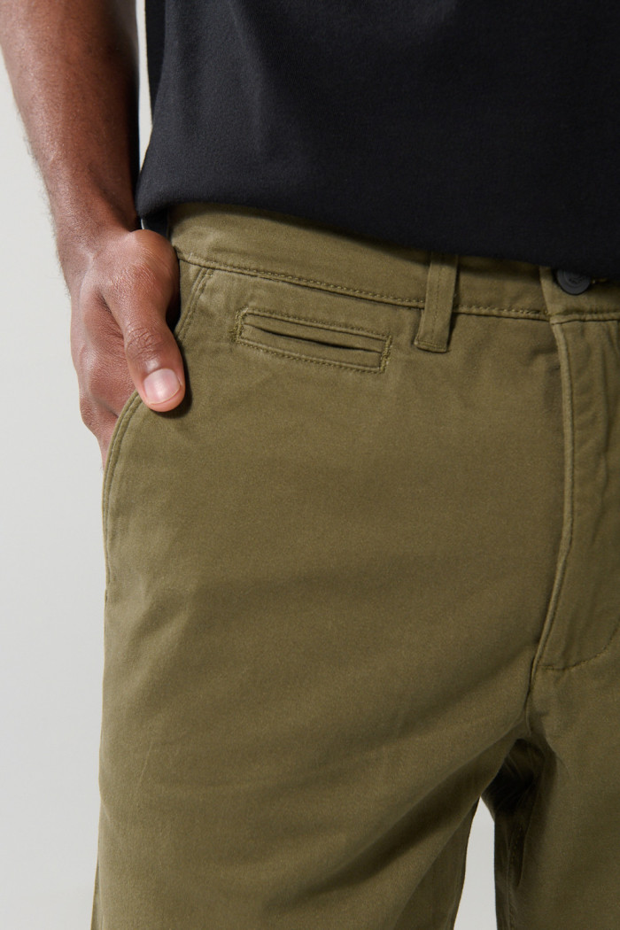 Pantalón unicolor en dril ajustado con tiro medio