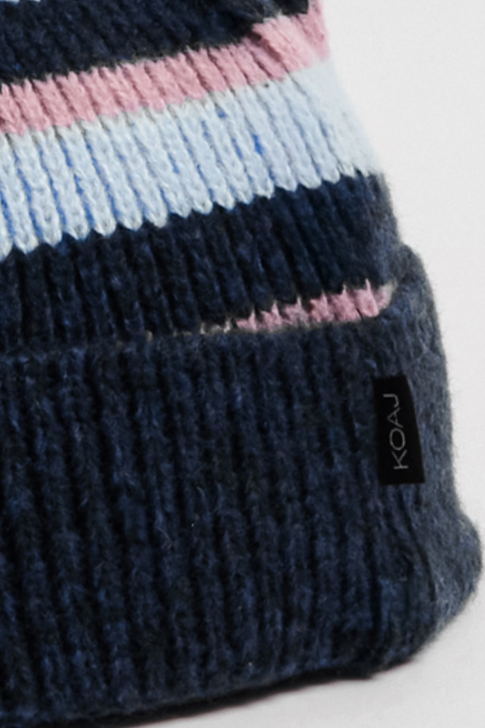 Gorro azul oscuro tejido con rayas y arte de Lilo & Stitch