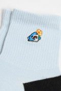Medias cortas azules con contrastes y diseño marino