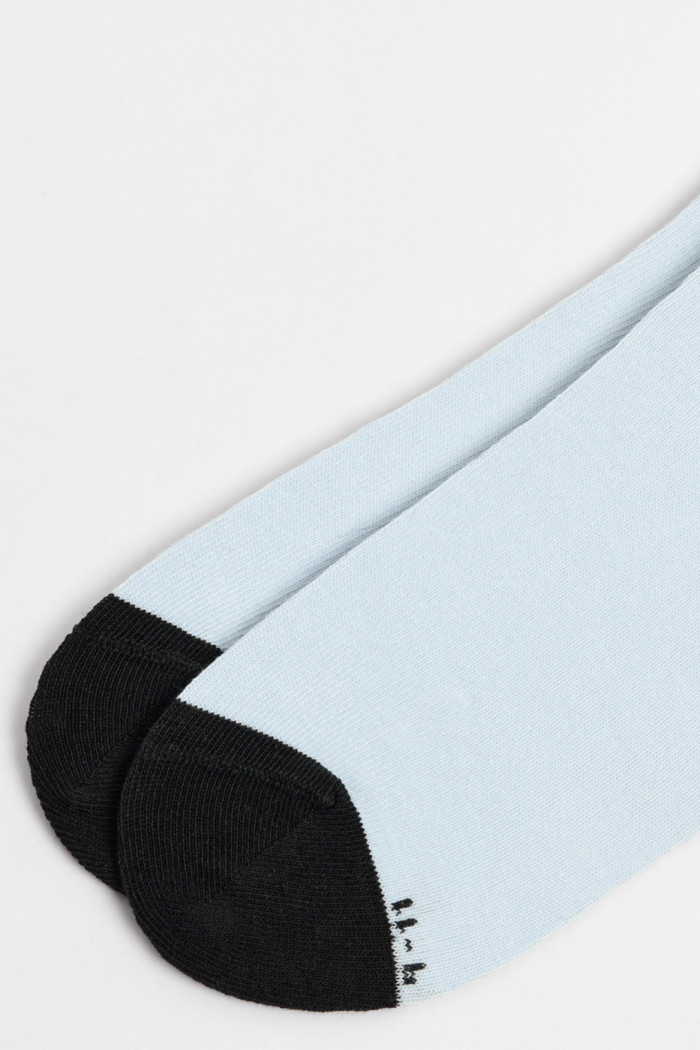 Medias cortas azules con contrastes y diseño marino