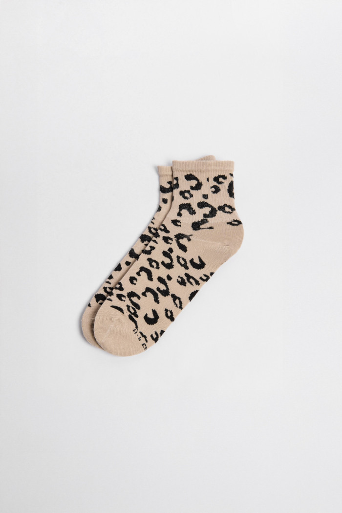 Medias cortas unicolores con diseños animal print