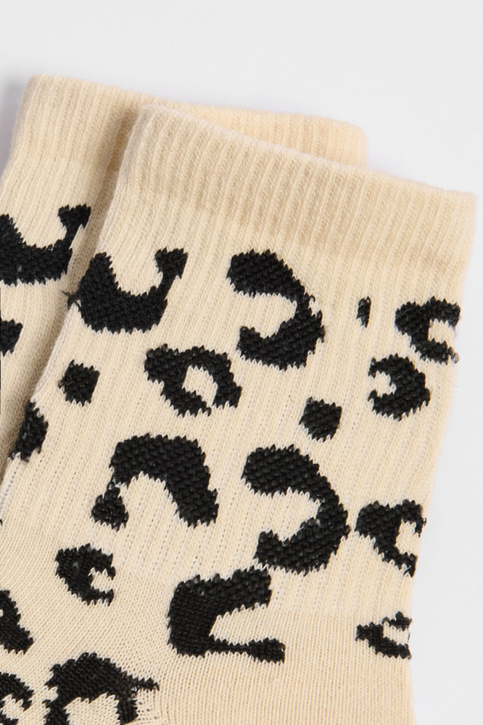 Medias cortas unicolores con diseños animal print