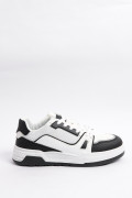 Tenis casuales unicolores con suelas planas y contrastes