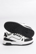 Tenis casuales unicolores con suelas planas y contrastes
