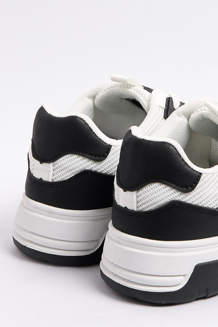 Tenis casuales unicolores con suelas planas y contrastes