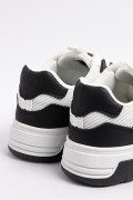 Tenis casuales unicolores con suelas planas y contrastes