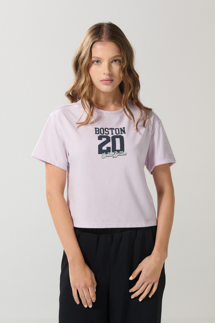 Camiseta unicolor crop top con arte college en frente