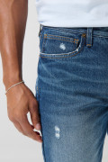 Bermuda slim tiro bajo en jean azul con rotos en frente