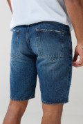 Bermuda slim tiro bajo en jean azul con rotos en frente