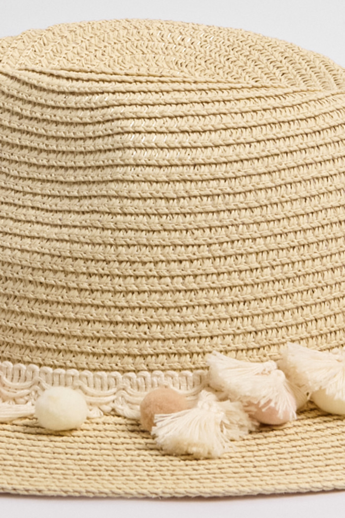 Sombrero crema claro fedora con borlas decorativas