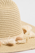 Sombrero crema claro fedora con borlas decorativas
