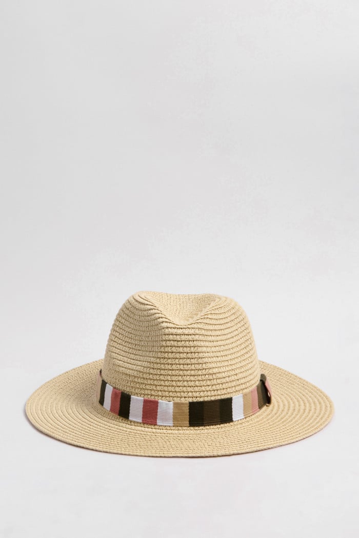 Sombrero fedora en color arena con cinta  decorativa a rayas.