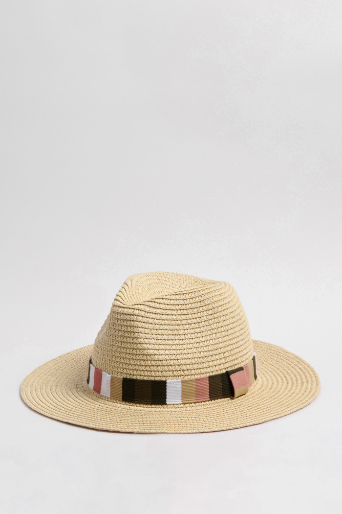 Sombrero kaki claro fedora con cinta de rayas decorativa