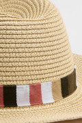 Sombrero kaki claro fedora con cinta de rayas decorativa