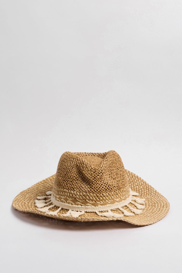 Sombrero fedora en color kaki con borlas decorativas color crema.