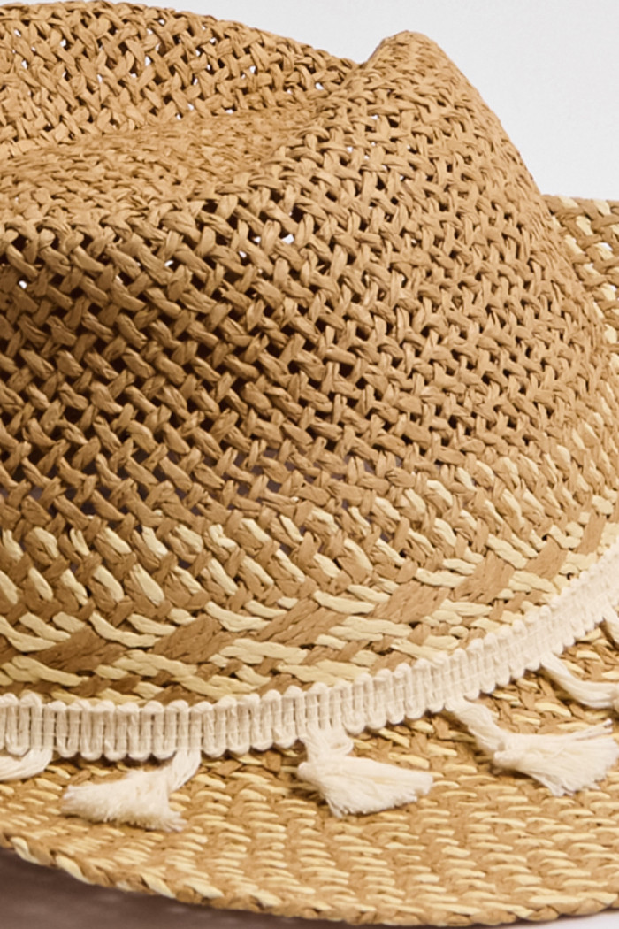 Sombrero fedora tejido kaki oscuro con borlas decorativas
