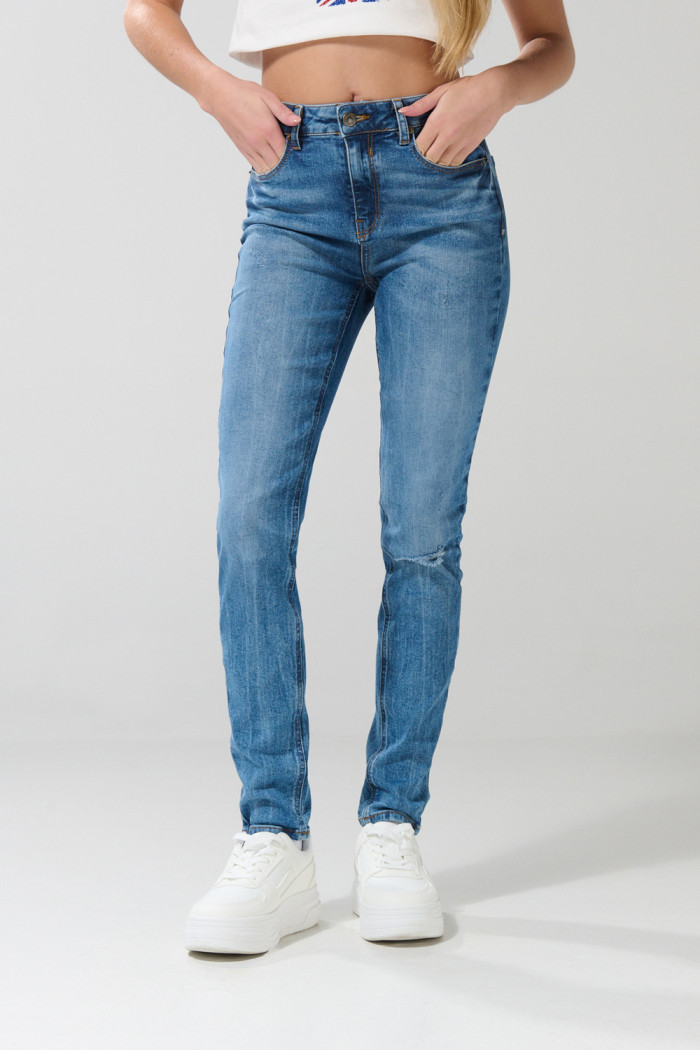 Jean tiro alto jegging azul claro con roto en la rodilla