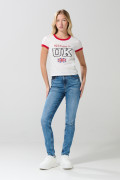 Jean tiro alto jegging azul claro con roto en la rodilla