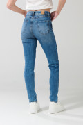 Jean tiro alto jegging azul claro con roto en la rodilla