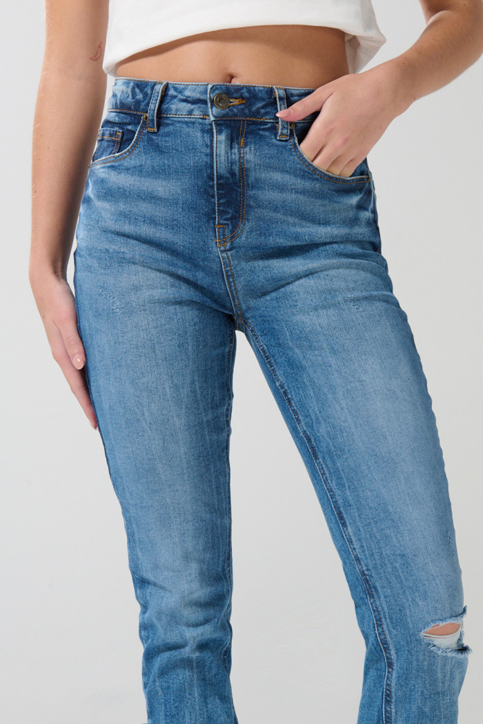 Jean tiro alto jegging azul claro con roto en la rodilla