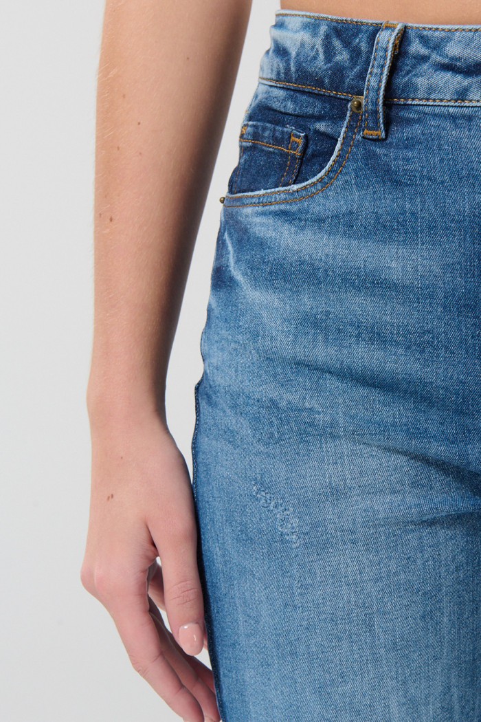 Jean tiro alto jegging azul claro con roto en la rodilla