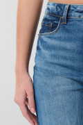 Jean tiro alto jegging azul claro con roto en la rodilla