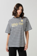 Camiseta crema oversize manga corta a rayas con arte college