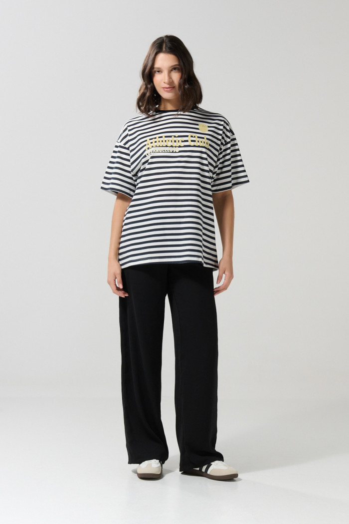 Camiseta crema oversize manga corta a rayas con arte college