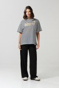 Camiseta crema oversize manga corta a rayas con arte college