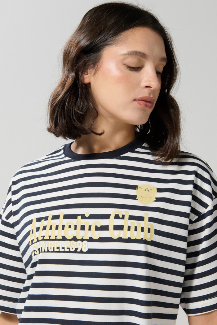 Camiseta crema oversize manga corta a rayas con arte college