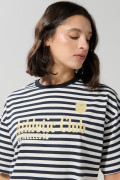 Camiseta crema oversize manga corta a rayas con arte college