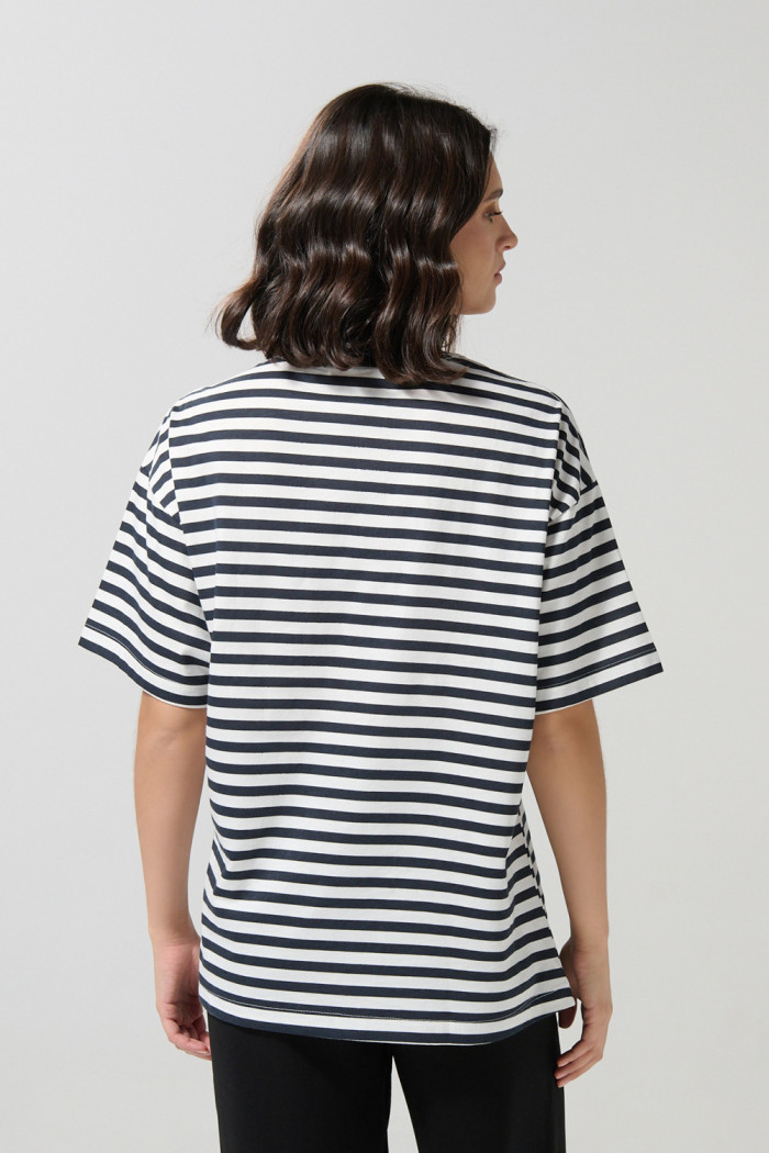 Camiseta crema oversize manga corta a rayas con arte college